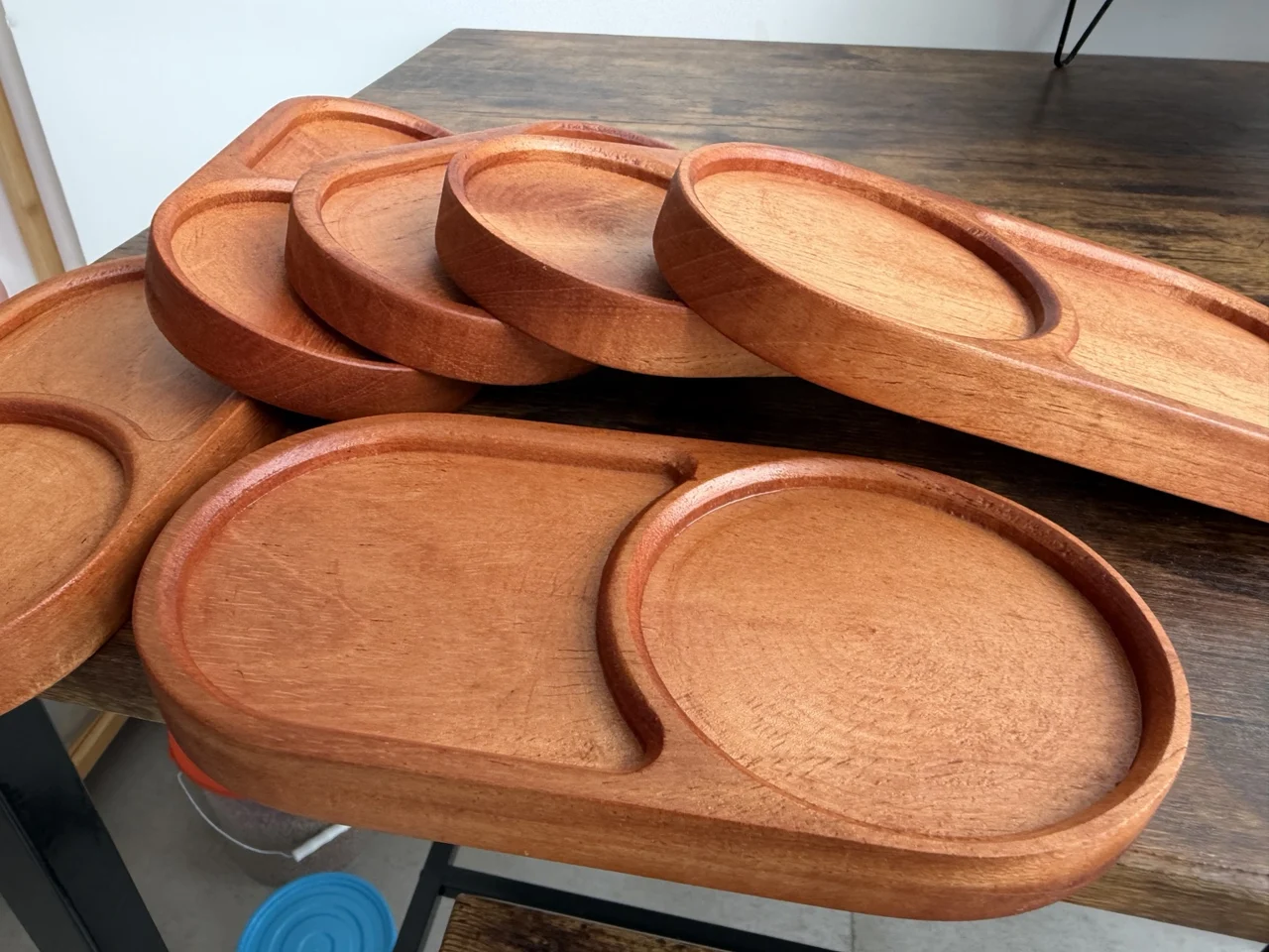 Conjunto de bandejas dobles de madera, con espacios circular y rectangular