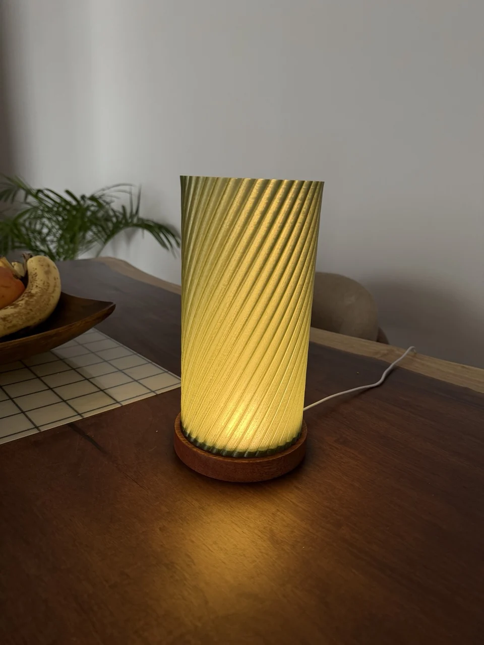 Lámpara Espiral encendida sobre una mesa